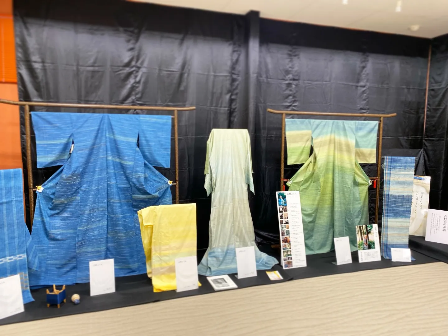 入場無料にて志村ふくみの作品をご覧いただけます。