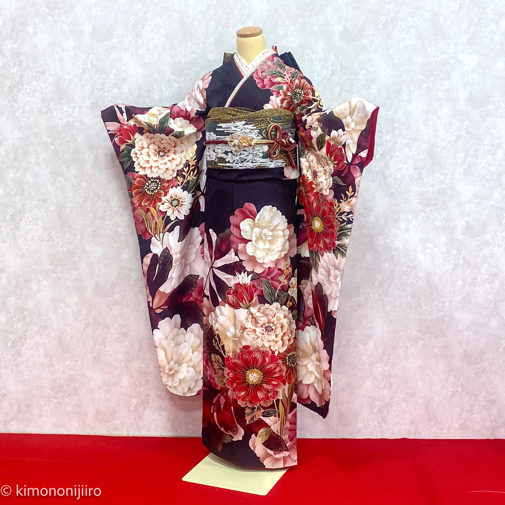 桜田ひより　赤紫-モダン