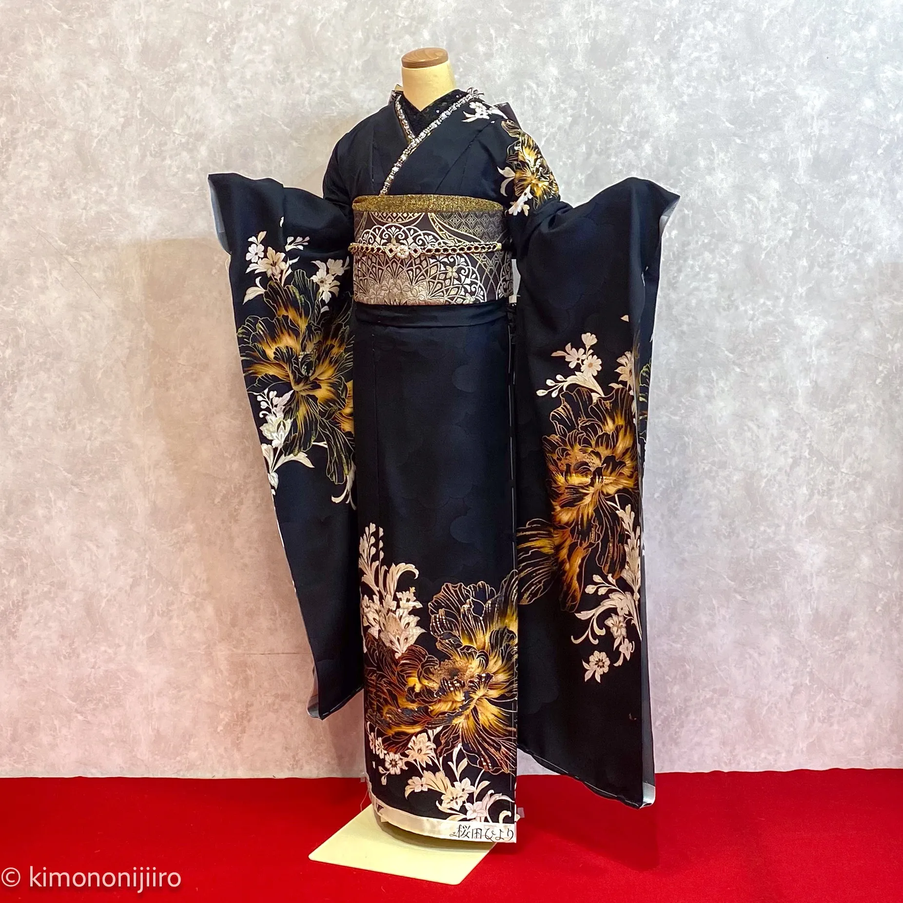 桜田ひより　黒-モダン