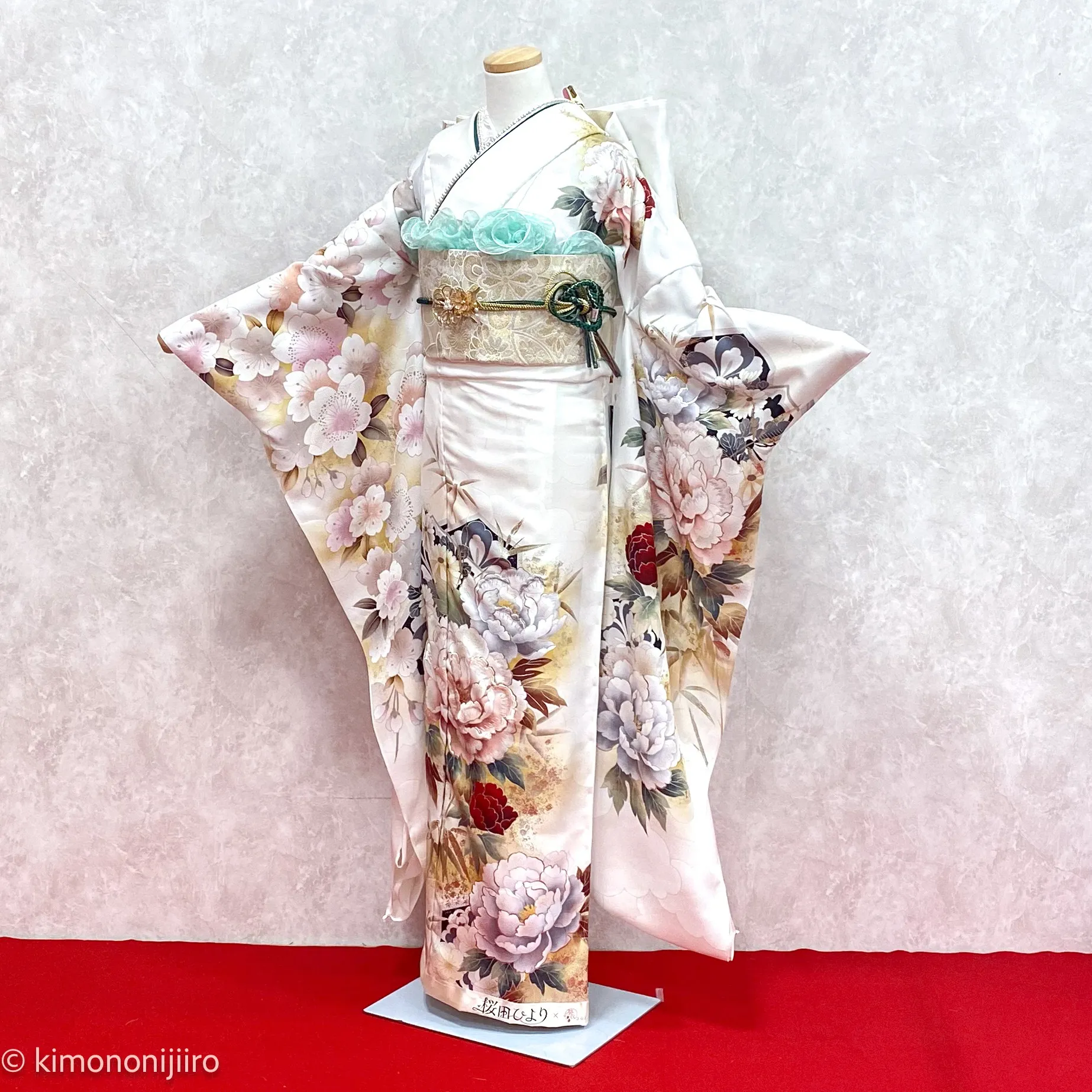 桜田ひより　白-モダン