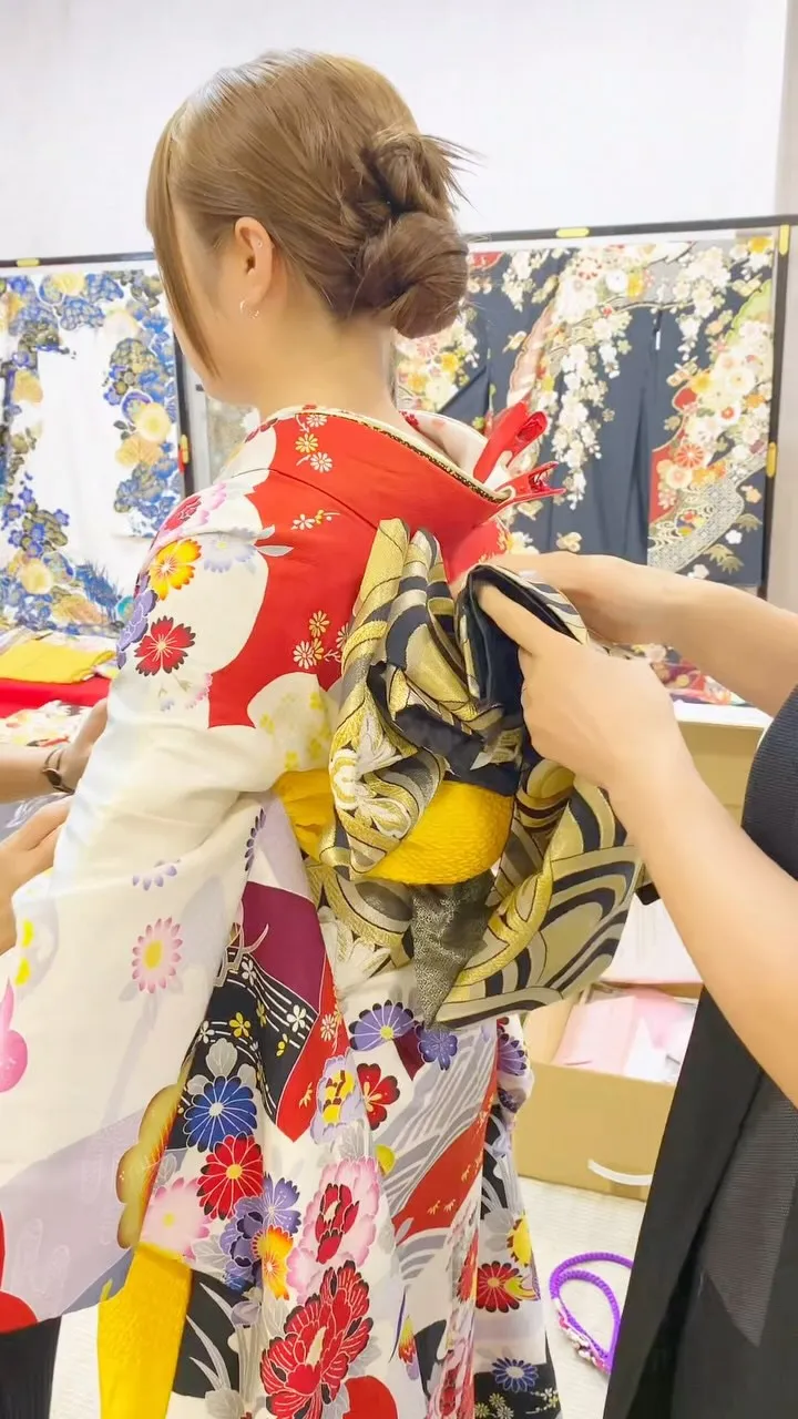 着付けの様子を少しだけご紹介🌷